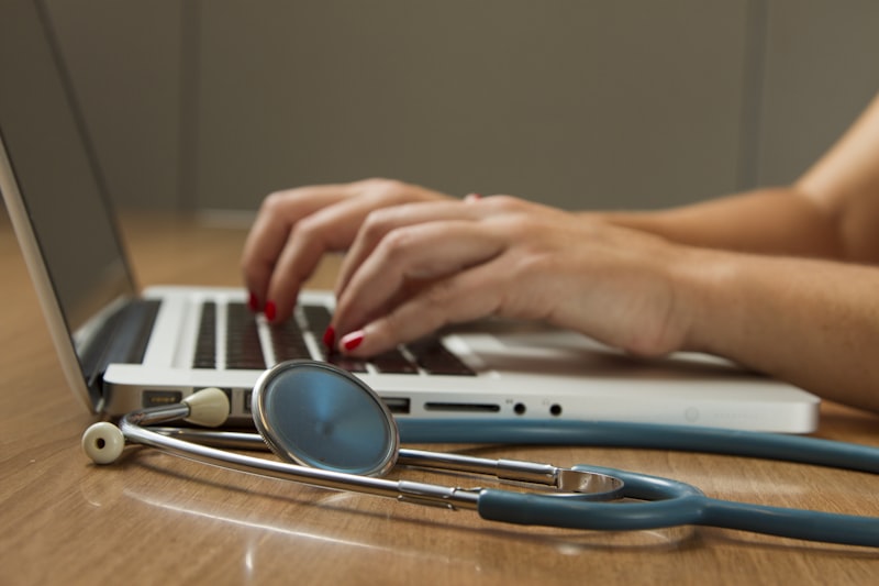 Médico especialista em teleconsulta